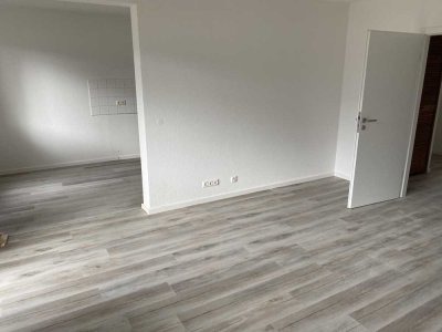 Vollständig renovierte Wohnung mit vier Zimmern und Balkon in Kaiserslautern