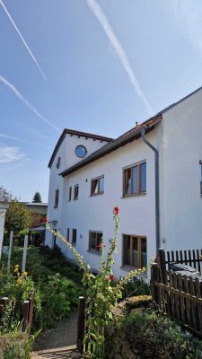 4-Zimmer-Wohnvergnügen im Dachgeschoss! Kleine Wohneinheit, idyllische Lage, herrlicher Blick...