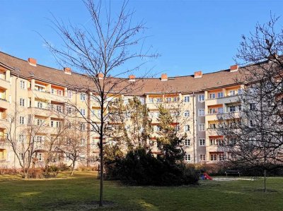 Beste Kapitalanlage: Sanierte Wohnung mit Ausbaupotential, Stellplatz und Balkon