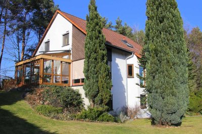Architektenhaus mit Einliegerwohnung, Kamin und Wintergarten in Waldrandlage!