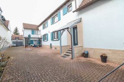 Charmantes Zweifamilienhaus mit Hof, Garagen, Garten und Pool. Einziehen und wohlfühlen!