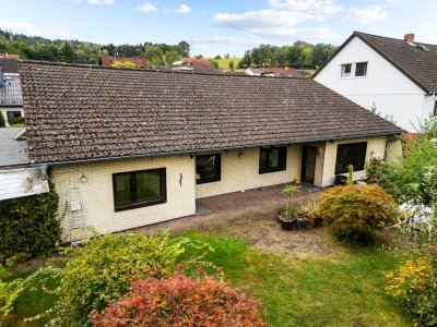 **Attraktiver großzügiger Bungalow in massiver Bauweise mit Ausbaupotenzial und schönem Garten**