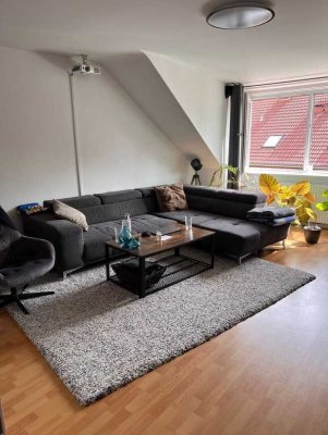 Gemütliche 2,5-Zimmer-Dachgeschosswohnung mit EBK in Hamburg-Stellingen – möbliert oder unmöbliert