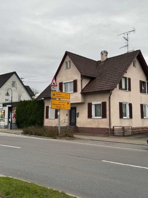 Großes Haus mit Garten / Garage im Ortskern zu Vermieten teilmöbiliert.