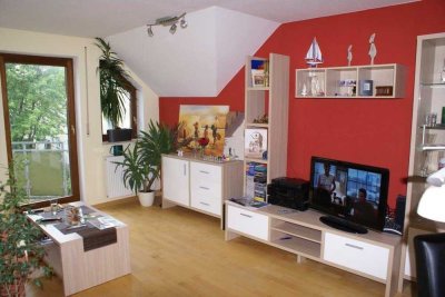 Provisionsfrei und mit neuer EBK: Helle, geräumige 2-Zimmer-Dachgeschosswohnung