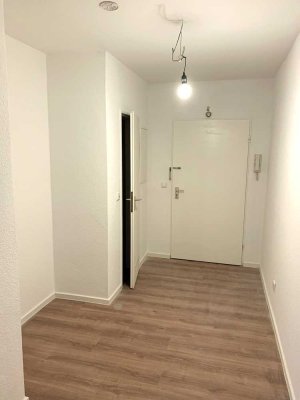 Aufwendig sanierte, freundliche 3-Zimmer-EG-Wohnung mit Einbauküche und Loggia in Celle Neuenhäusen