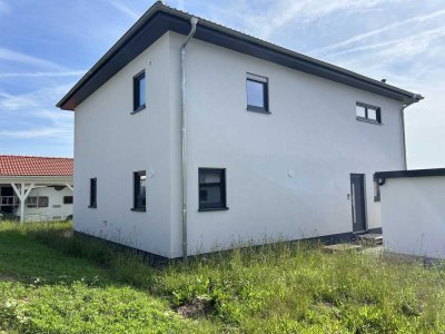 Neubau Erdgeschosswohnung mit Terrasse, Garten und EBK in Elfershausen