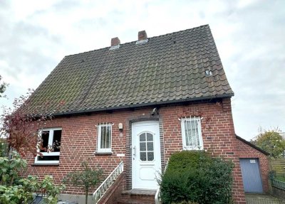 Wohnen in Roydorf: Kleines, gemütliches Haus mit Garten und Garage