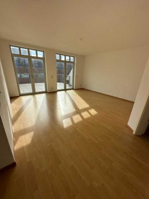 Helle 4-Zimmer-Wohnung mit Dachterrasse und Einbauküche über 2 Etagen in der Innenstadt! Frei ab sof