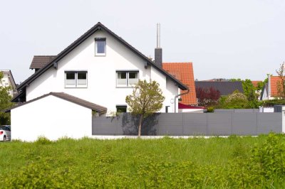 Großzügiges Einfamilienhaus mit Pool und Garage in Mingolsheim