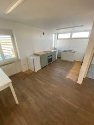 3-Zi-Whg. im 2. OG mit Balkon für Büro / WG / Handwerker