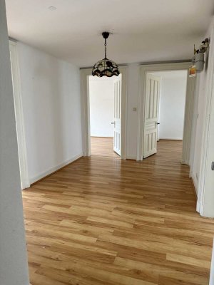 Schöne, helle Dachgeschosswohnung in zentraler Wohnlage