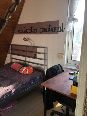 ! *einfach, aber günstig* ! 38m² Dachgeschoß in Enkheim zu vermieten!