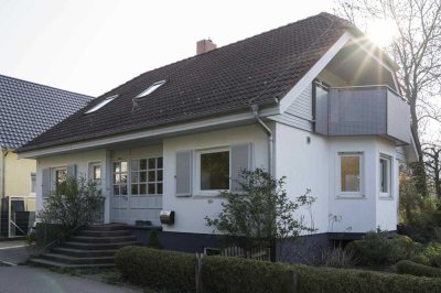 Lichtdurchflutetes, modernes Einfamilienhaus mit Garten in sehr schöner Lage