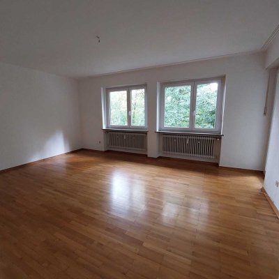 Geräumige, lichtdurchflutete, gut geschnittene 4 Zi.Wohnung (1. OG) mit Balkon von privat