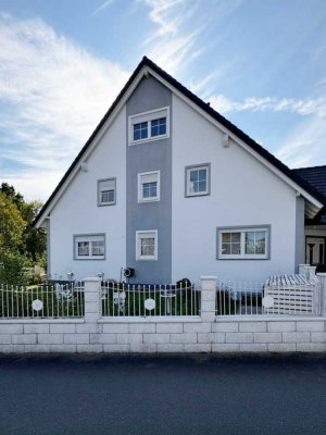 Geräumiges Zweifamilienhaus in Adelsdorf mit 324m², Pool und modernen Annehmlichkeiten