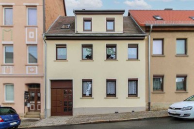 Reihenmittelhaus mit eigener Werkstatt und gepflegten Hof in urbaner Lage