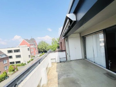 Helle, renovierte 3-Zimmer-Penthouse-Wohnung mit Loggia und EBK in Düsseldorf-Flehe