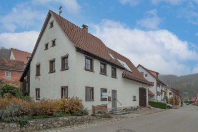 Gemütliches Bauernhaus mit einer Scheune