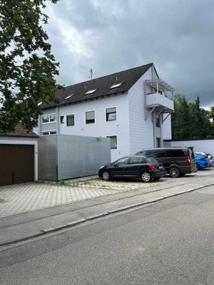 Sehr schöne und geräumige 3 Zimmer OG-Wohnung mit Balkon