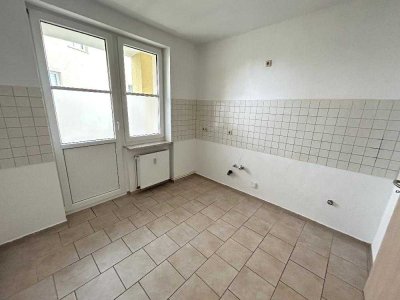 Erdgeschoss, 3 Zimmer, Dusche und Balkon!