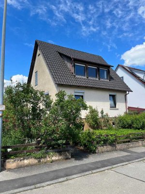 Freistehendes Wohnhaus mit zwei Wohnungen, Balkon, Garten und Doppel-Garage in toller Lage