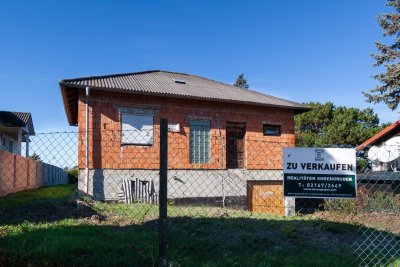 Haus im Rohbau mit großem Grund in Hornstein