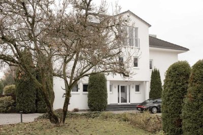 Villa mit parkähnlichen Grundstück direkt am Wald, Ausbaureserve, Aufzug, Sauna und Pool