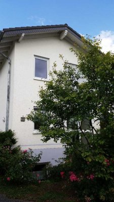 Moderne sonnige Wohnung mit Terasse und Garten