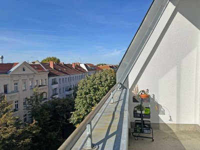 Alt-Treptow: Helle und gut geschnittene Dachgeschosswohnung mit Südwest-Terrasse