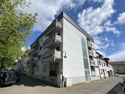 Renovierungsbedürftige Zwei-Zimmer-Wohnung im 1. Obergeschoss mit Balkon