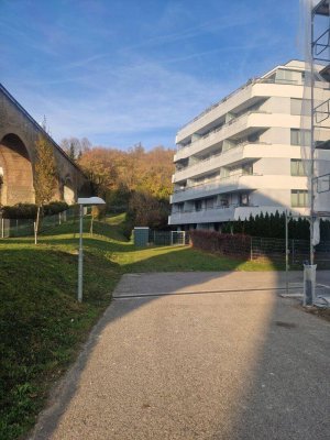 Sonnig und modern mit Balkon und Grünblick!