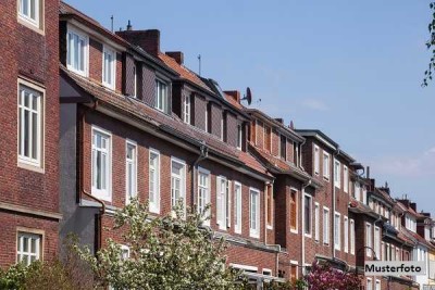 Freistehendes Mehrfamilienhaus auf großem Grundstück