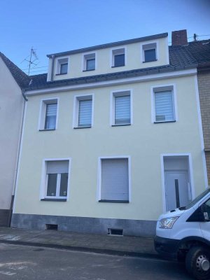 Zweifamilienhaus mit Einliegerwohnung Mieteinnahmen 2.200€und saniertes 9-Zimmer-Haus in Troisdorf