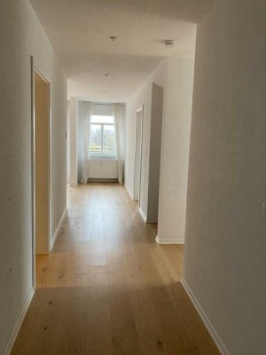 Geschmackvolle Maisonette-Wohnung mit dreieinhalb Zimmern sowie Balkon und Einbauküche