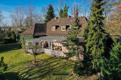 Einfamilienhaus mit beheizbarem Swimmingpool im Gartenbereich