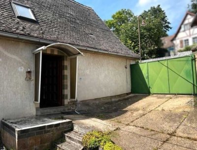 Einfamilienhaus mit großem Grundstück und Wald, mit angrenzendem Bachlauf