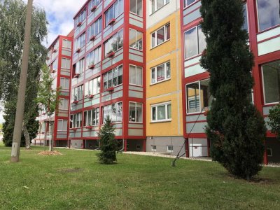 Kleine 2-Raum-Wohnung mit verglastem XXL-Balkon im Erdgeschoss