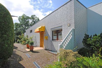 Atrium-Bungalow mit Kamin,  Keller und Carport in ruhiger Sackgassenlage