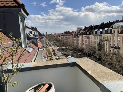 Sehr schöne 4,5 Zi Altbau Wohnung mit gehobener Innenausstattung mit Balkon und EBK in KA-West