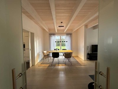 Luxus in Perfektion: Moderne, freistehende Walmdachvilla auf parkähnlichem Grundstück und gr. Garage