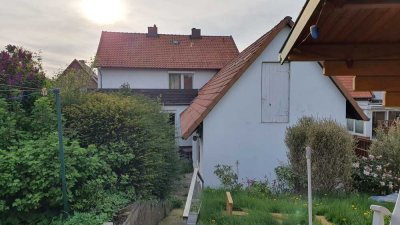 Frei stehendes Einfamilienhaus auf eigenem Grundstück mit Garage und großem Anbau