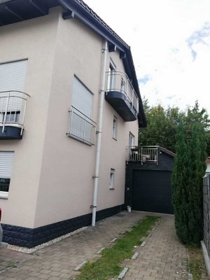 Geschmackvolle, neuwertige 2-Zimmer-DG-Wohnung mit Balkon und Einbauküche in Friedrichshafen