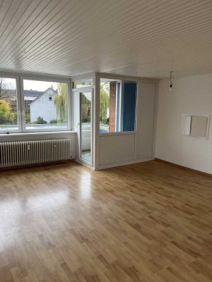 Zentrale 2,5-Zimmer-Wohnung mit Balkon und EBK zu vermieten - Teilrenoviert