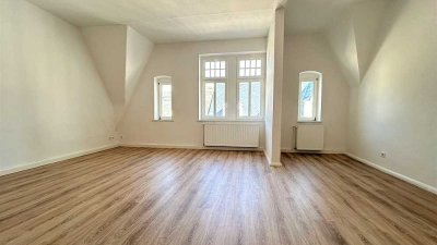 Perfekte WG-Wohnung im Dachgeschoss mit Einbauküche