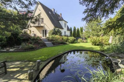 Freistehendes Einfamilienhaus mit sichtgeschützter Gartenoase und luxuriösem Hallenbad