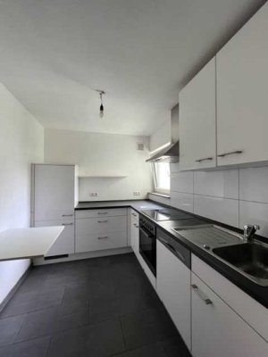 Frei zum Einziehen! Untertürkheim,  2 Zimmer Wohnung + Balkon und Tiefgaragen Stellplatz