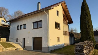 Einfamilienhaus zur Vermietung  mit zwei Terrassen, Garten und Garage