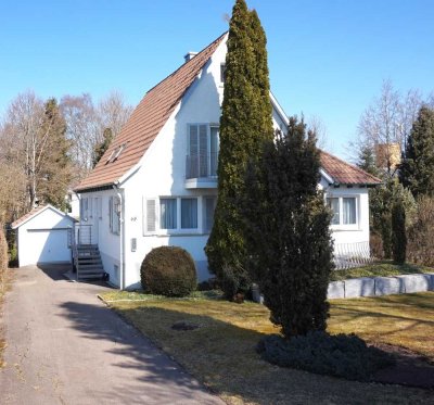 Freistehendes Einfamilienhaus mit Garten und Garage