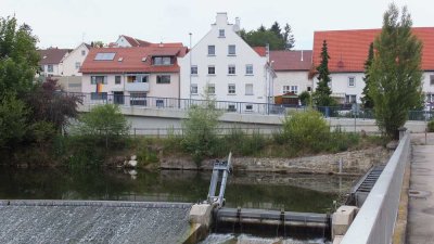 Gepflegtes 3 Fam. Haus mit großem Nebengebäude.